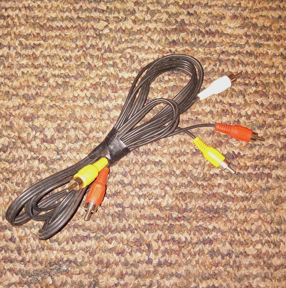 Random cords 1 hdmi long. 1 short hdmi cord. Rca cables.3 circle port. Aux - usb - Picture 2 of 7